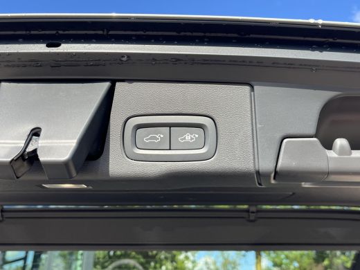 Volvo  XC60 2.0 T8 Plug-in hybrid AWD Plus Dark VAN: 54.900,- VOOR: 51.440,- UW HERFSTVOORDEEL: 3.460,-| RECE... ActivLease financial lease
