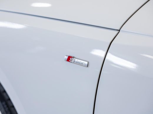 Audi A4 Avant 40 TFSI S-Line edition / 204pk / Panorama dak / Trekhaak / Stoelverwarming / ActivLease financial lease