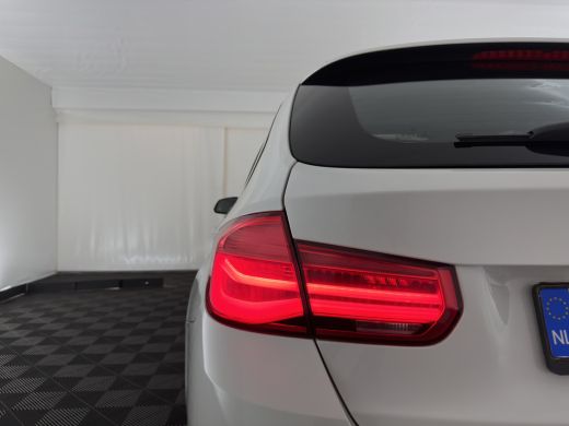 BMW 3 Serie Touring 318i Luxury Edition (INCL-BTW) Aut. *PANO | LEATHER | FULL-LED | HEATED-SPORTSEATS | DIGI... ActivLease financial lease