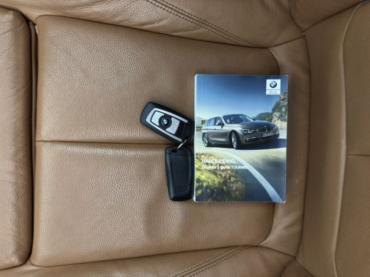 BMW 3 Serie Touring 318i Luxury Edition (INCL-BTW) Aut. *PANO | LEATHER | FULL-LED | HEATED-SPORTSEATS | DIGI... ActivLease financial lease