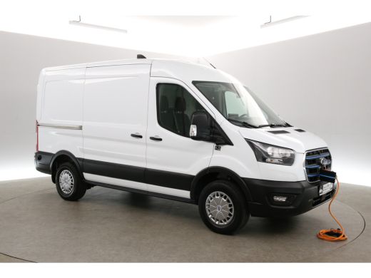 Ford E-Transit L2H2 68 kWh | Snelladen | SOH 94% | 360&deg; Camera | Clima | 3 Zits | Cruise | Carplay | Parkeersens. ActivLease financial lease
