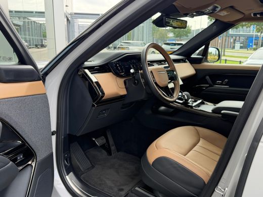 Land Rover Range Rover Sport P550e Autobiography | Vierwielsturing | Afn trekhaak | Massage | 23" Carbon | Softclose | Koelbox... ActivLease financial lease