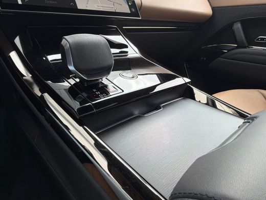 Land Rover Range Rover Sport P550e Autobiography | Vierwielsturing | Afn trekhaak | Massage | 23" Carbon | Softclose | Koelbox... ActivLease financial lease