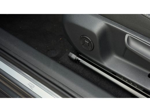 Volkswagen T-Roc 1.5 eTsi R-Line First Edition DSG | Panorama Dak | Camera | Apple Carplay | ActivLease financial lease