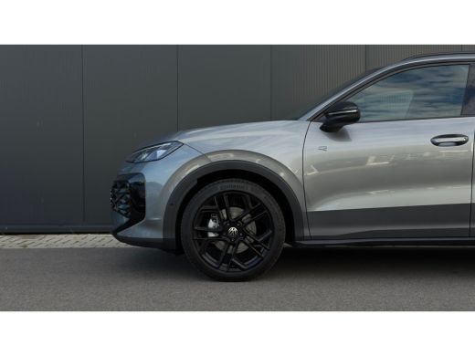 Volkswagen T-Roc 1.5 eTsi R-Line First Edition DSG | Panorama Dak | Camera | Apple Carplay | ActivLease financial lease