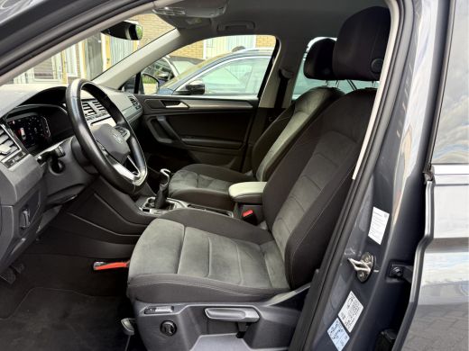 Volkswagen Tiguan 1.5 TSI Life Business Winterpakket, Trekhaak, Camera ActivLease financial lease