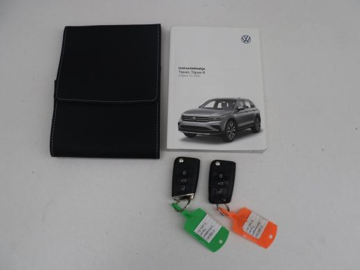 Volkswagen Tiguan | R-line | Panoramadak | Leder | Trekhaak | Adaptive cruise | Head-up | 360 camera | Park assist ... ActivLease financial lease