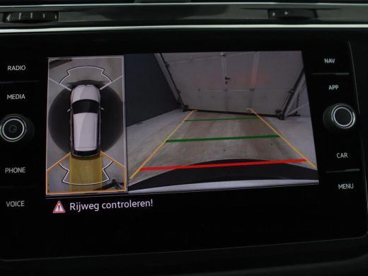 Volkswagen Tiguan | R-line | Panoramadak | Leder | Trekhaak | Adaptive cruise | Head-up | 360 camera | Park assist ... ActivLease financial lease