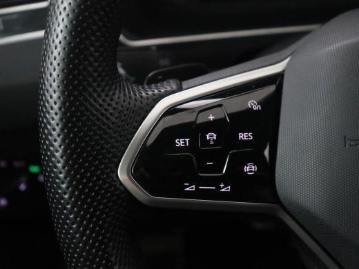 Volkswagen Tiguan | R-line | Panoramadak | Leder | Trekhaak | Adaptive cruise | Head-up | 360 camera | Park assist ... ActivLease financial lease