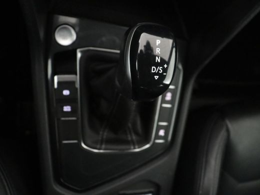 Volkswagen Tiguan | R-line | Panoramadak | Leder | Trekhaak | Adaptive cruise | Head-up | 360 camera | Park assist ... ActivLease financial lease