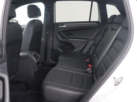 Volkswagen Tiguan | R-line | Panoramadak | Leder | Trekhaak | Adaptive cruise | Head-up | 360 camera | Park assist ... ActivLease financial lease