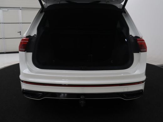Volkswagen Tiguan | R-line | Panoramadak | Leder | Trekhaak | Adaptive cruise | Head-up | 360 camera | Park assist ... ActivLease financial lease