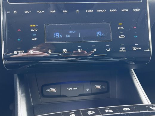Hyundai Tucson 1.6 T-GDI PHEV Comfort Smart 4WD / Fabrieksgarantie tot 02-2027 / Afn. trekhaak 1.350 kg / Naviga... ActivLease financial lease