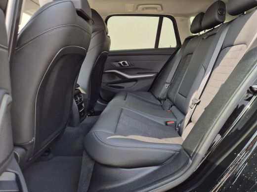 BMW 3 Serie Touring 330e / SOH 95% / Dealer onderhouden / 1.500 kg Elektr. trekhaak / EAER 60 km / Apple Carp... ActivLease financial lease