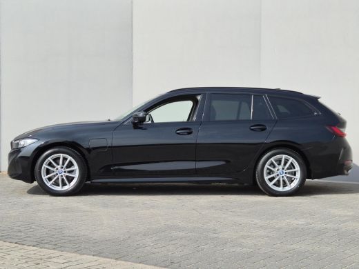 BMW 3 Serie Touring 330e / SOH 95% / Dealer onderhouden / 1.500 kg Elektr. trekhaak / EAER 60 km / Apple Carp... ActivLease financial lease