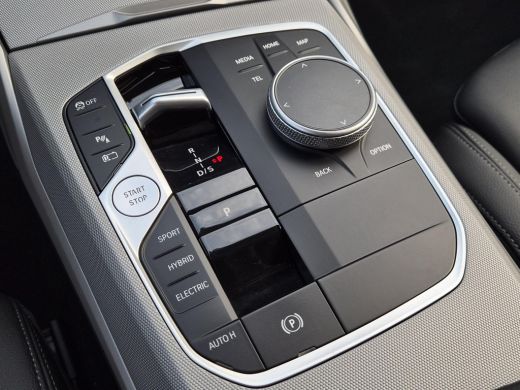 BMW 3 Serie Touring 330e / SOH 95% / Dealer onderhouden / 1.500 kg Elektr. trekhaak / EAER 60 km / Apple Carp... ActivLease financial lease