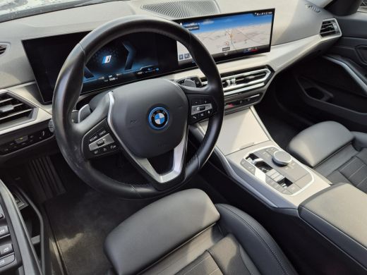 BMW 3 Serie Touring 330e / SOH 95% / Dealer onderhouden / 1.500 kg Elektr. trekhaak / EAER 60 km / Apple Carp... ActivLease financial lease