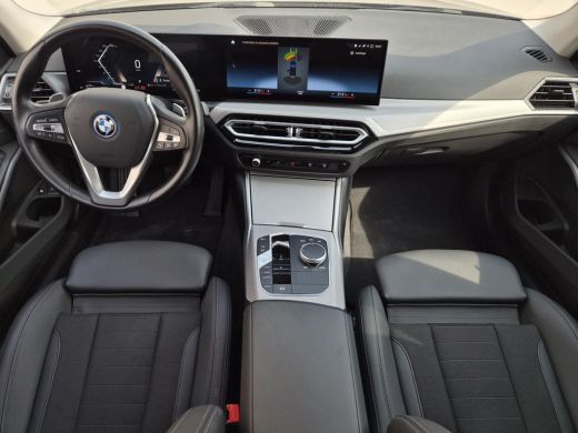 BMW 3 Serie Touring 330e / SOH 95% / Dealer onderhouden / 1.500 kg Elektr. trekhaak / EAER 60 km / Apple Carp... ActivLease financial lease