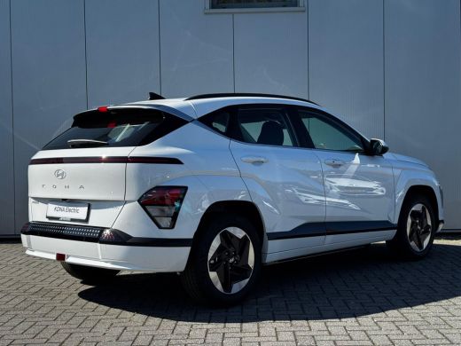 Hyundai Kona Comfort 64.8 kWh / Achteruitrijcamera / Dynamische Navigatie / Adaptive Cruise Control / Climate ... ActivLease financial lease
