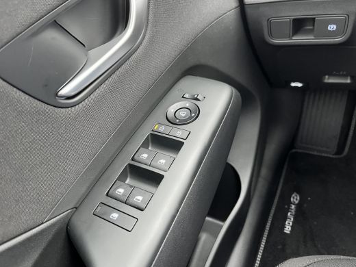 Hyundai Kona Long Range Pure Edition 64.8 kWh / Nieuw Uit Voorraad Leverbaar / Navigatie / Cruise Control Adap... ActivLease financial lease