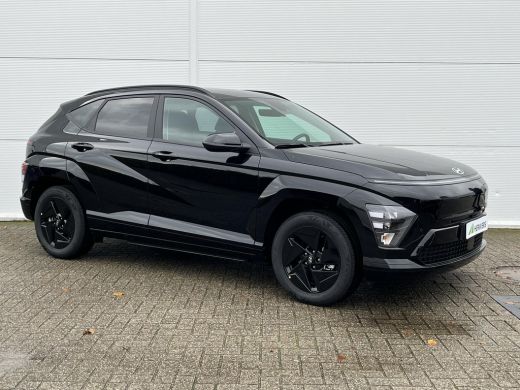 Hyundai Kona Long Range Pure Edition 64.8 kWh / Nieuw Uit Voorraad Leverbaar / Navigatie / Cruise Control Adap... ActivLease financial lease
