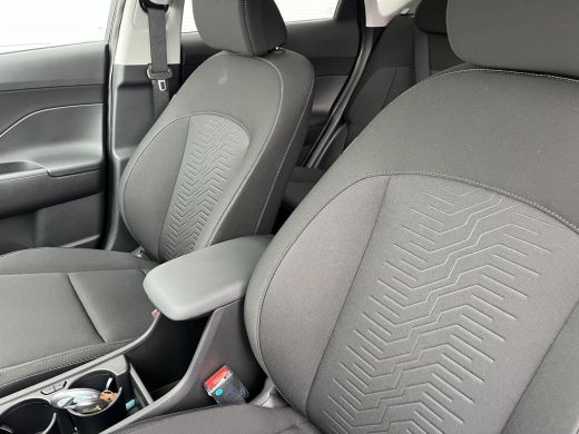 Hyundai Kona Long Range Pure Edition 64.8 kWh / Nieuw Uit Voorraad Leverbaar / Navigatie / Cruise Control Adap... ActivLease financial lease