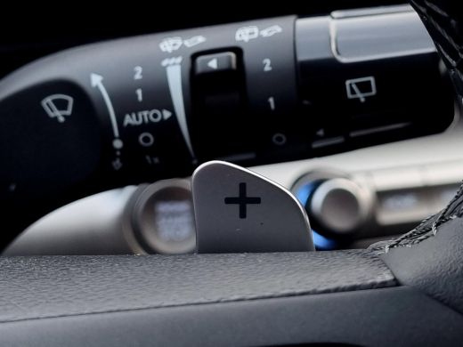 Hyundai Kona Premium 64.8 kWh / Uit Voorraad Leverbaar / Navigatie / Stoel verkoeling&Verwarming voorzijde / ActivLease financial lease
