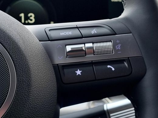 Hyundai Kona Premium 64.8 kWh / Uit Voorraad Leverbaar / Navigatie / Stoel verkoeling&Verwarming voorzijde / ActivLease financial lease