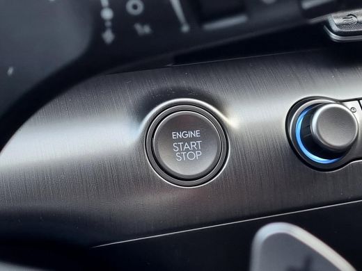 Hyundai Kona Premium 64.8 kWh / Uit Voorraad Leverbaar / Navigatie / Stoel verkoeling&Verwarming voorzijde / ActivLease financial lease