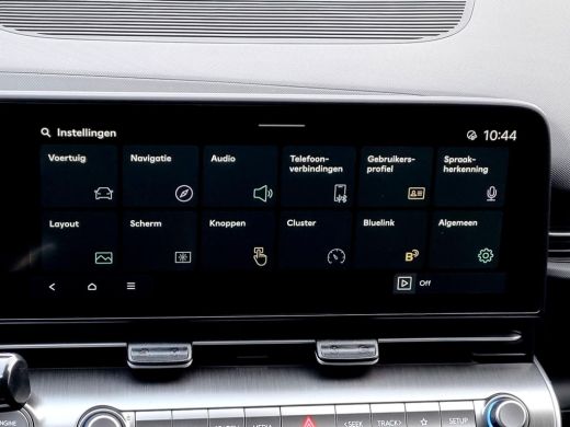 Hyundai Kona Premium 64.8 kWh / Uit Voorraad Leverbaar / Navigatie / Stoel verkoeling&Verwarming voorzijde / ActivLease financial lease