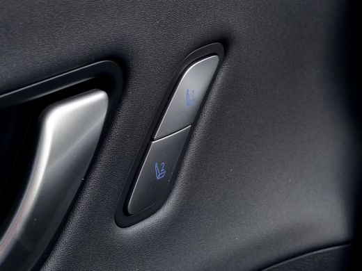Hyundai Kona Premium 64.8 kWh / Uit Voorraad Leverbaar / Navigatie / Stoel verkoeling&Verwarming voorzijde / ActivLease financial lease