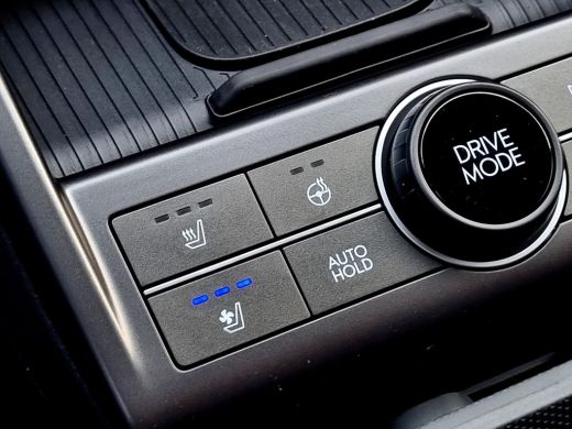 Hyundai Kona Premium 64.8 kWh / Uit Voorraad Leverbaar / Navigatie / Stoel verkoeling&Verwarming voorzijde / ActivLease financial lease