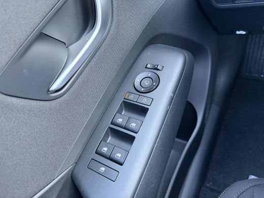 Hyundai Kona Pure Edition 64.8 kWh / Navigatie / Apple Carplay & Android Auto / Airco / Achteruitrijcamera / S... ActivLease financial lease