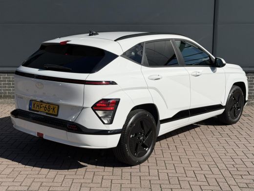 Hyundai Kona Pure Edition 64.8 kWh / Navigatie / Apple Carplay & Android Auto / Airco / Achteruitrijcamera / S... ActivLease financial lease