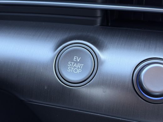 Hyundai Kona Pure Edition 64.8 kWh / Navigatie / Apple Carplay & Android Auto / Airco / Achteruitrijcamera / S... ActivLease financial lease