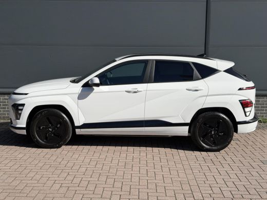Hyundai Kona Pure Edition 64.8 kWh / Navigatie / Apple Carplay & Android Auto / Airco / Achteruitrijcamera / S... ActivLease financial lease