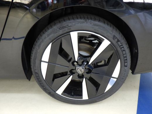 Peugeot e-308 GT 54 kWh | SOH 98% | Fase 3 laden | Nieuw model | 6.500km | Warmtepomp | Luxe stoelen | Alcantara | ActivLease financial lease
