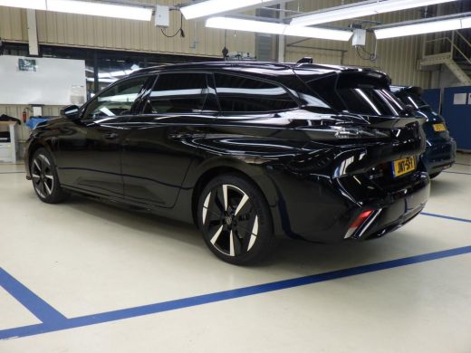 Peugeot e-308 GT 54 kWh | SOH 98% | Fase 3 laden | Nieuw model | 6.500km | Warmtepomp | Luxe stoelen | Alcantara | ActivLease financial lease