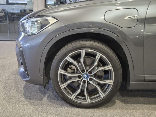 BMW X1 xDrive25e eDrive Edition M-Sport | Panorama | 19" | Camera | Electrische stoelen | CarPlay ActivLease financial lease