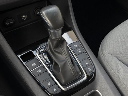 Hyundai IONIQ 1.6 GDi Comfort - Plus / Dealer Onderhouden / Stuur- & Stoelverwarming / Navigatie via Apple Carp... ActivLease financial lease