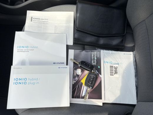 Hyundai IONIQ 1.6 GDi Comfort - Plus / Dealer Onderhouden / Stuur- & Stoelverwarming / Navigatie via Apple Carp... ActivLease financial lease