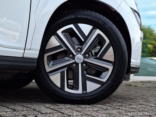Hyundai Kona EV Fashion 64 kWh | SOH 95,5% | Apple Carplay/Android Auto | Climate control | Stoelverwarming | ... ActivLease financial lease