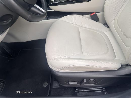Hyundai Tucson 1.6 T-GDI PHEV Premium Sky 4WD / Accu SoH 100 % / Panorama schuifdak / Wit leder / HUD / Camera /... ActivLease financial lease