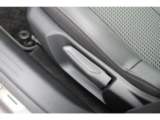 Peugeot 208 1.2 PureTech GT | Navigatie | Camera | Panoramadak | Stoelverwarming | Black Diamond | Full LED |... ActivLease financial lease