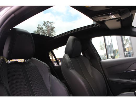Peugeot 208 1.2 PureTech GT | Navigatie | Camera | Panoramadak | Stoelverwarming | Black Diamond | Full LED |... ActivLease financial lease