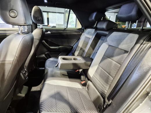 Volkswagen T-Roc 1.5 TSI Sport Business R Panorama | Camera | LED | Trekhaak | Zeer nette auto ActivLease financial lease