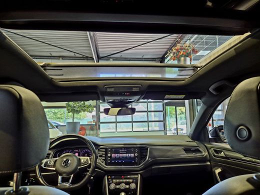 Volkswagen T-Roc 1.5 TSI Sport Business R Panorama | Camera | LED | Trekhaak | Zeer nette auto ActivLease financial lease