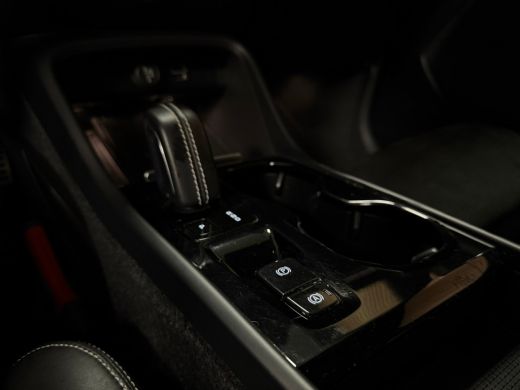 Volvo  XC40 T5 Recharge R-Design | Schuifdak | Trekhaak | Parkeercamera | Adaptieve Cruise Control | Stoel en... ActivLease financial lease