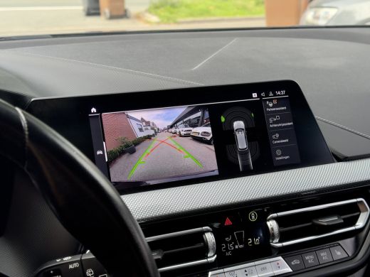 BMW 1 Serie 118i AUT7 HIGH EXECUTIVE SPORT-LEDER NAVI CAMERA DIGI-DASH APPLE-CARPLAY LED LMV PDC ActivLease financial lease