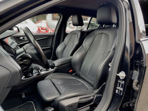 BMW 1 Serie 118i AUT7 HIGH EXECUTIVE SPORT-LEDER NAVI CAMERA DIGI-DASH APPLE-CARPLAY LED LMV PDC ActivLease financial lease